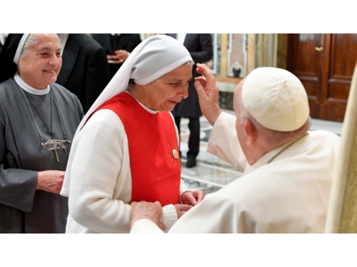 Popiežius vienuolėms: Mylėkite kitus kaip mylinčios motinos
